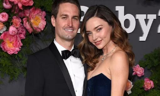 Siêu mẫu Miranda Kerr sinh con trai thứ tư ở tuổi 41