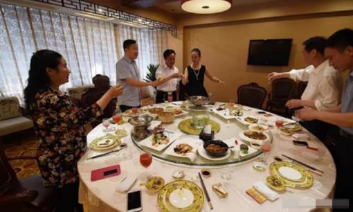 Bên bàn rượu, những người không chủ động nâng cốc thường là “cáo già”, tôi sẽ nói cho bạn biết lý do