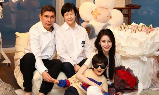 Angelababy khoe ảnh sinh nhật bên người thân nhưng ngoại hình của con trai Tiểu Bọt Biển mới 'chiếm sóng' 