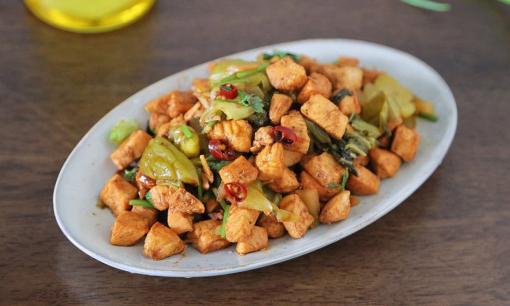 Sau Tết mà còn thừa thịt gà đừng luộc, xào kiểu này cực trôi cơm, bao nhiêu cũng hết 