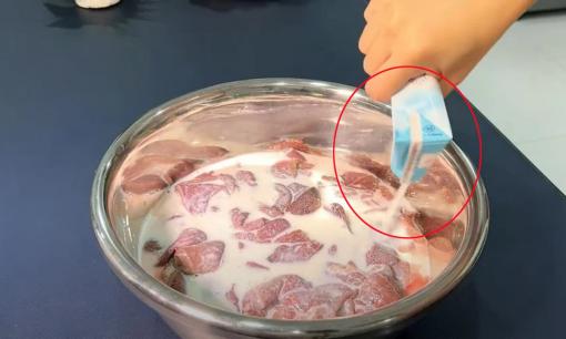 Gan lợn chỉ rửa với nước lã là chưa đủ, cho thêm vài giọt này gan lợn sẽ hết độc tố và mùi tanh, cứ yên tâm mà ăn