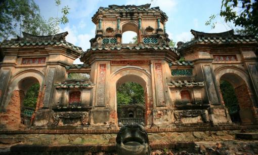 Cận cảnh lăng mộ cổ hoang phế trên một đỉnh đồi ở Bình Dương, khung cảnh như trong phim cổ trang