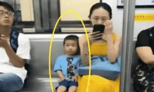 Cậu bé 3 tuổi trên tàu điện ngầm bỗng trở nên nổi tiếng vì nghiêm túc ngồi vào chỗ của mình, cư dân mạng: Đây là giáo dục!