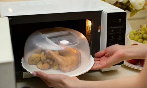 Đồ ăn cho vào lò vi sóng nên đóng hay mở nắp? Chuyên gia: Làm sai còn nguy hiểm đến cả tính mạng!