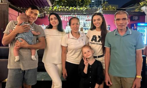 Vợ Tây của thủ môn Bùi Tiến Dũng có chia sẻ đau lòng sau khi bố chồng đột ngột qua đời