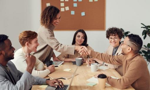 Ở nơi làm việc, nếu sếp hỏi 'Đồng nghiệp của bạn đâu rồi?', người có EQ thấp sẽ nói 'Tôi không biết', nhưng người có EQ cao sẽ trả lời thế này