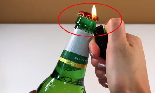 Chỉ cần nhắm vào điểm nhỏ này, mở nắp chai bia dễ dàng mà không cần dụng cụ khui