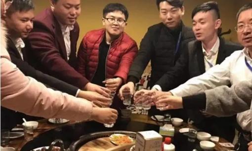 Tại sao 'cao thủ uống rượu' lại uống một ly nước khoáng khi uống rượu mạnh? Chín trên mười người không biết lý do này!