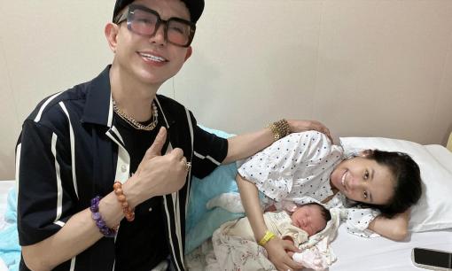 Ca sĩ Long Nhật hạnh phúc khoe lên chức ông ngoại khi mới ngoài 50 tuổi