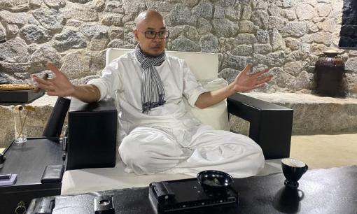 Ông Đặng Lê Nguyên Vũ và nhiều tỷ phú thế giới duy trì thói quen này, khuyên các bạn trẻ đừng chỉ dùng tiền đi mua điện thoại đời mới