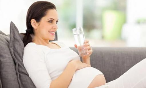 Thời điểm nào bà bầu uống nước tốt nhất? Hãy nhớ 8 thời điểm uống nước đúng này nhé!