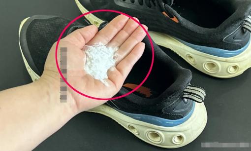 Giày có mùi khó chịu khi trời nóng? Rắc một ít vào giày để nhanh chóng khử mùi hôi giày và tiết kiệm tiền