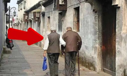 'Bảy không chôn cha, tám không chôn mẹ', 'chôn' theo câu nói dân gian này có nghĩa là gì?