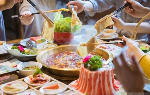 Trong một bữa tiệc tối, nếu sếp giúp bạn lấy thức ăn, những người có EQ thấp sẽ nói “cảm ơn”, những người có EQ cao sẽ làm điều này