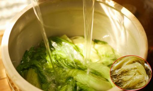 Người bán hàng lâu năm chỉ mẹo muối dưa cải: Dùng bằng nước này dưa giòn, vàng ươm, không lo bị khú 