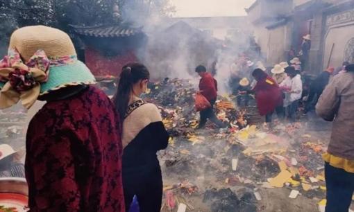 Đi viếng mộ trong dịp Tết Thanh Minh, khi trở về nhà có 'ba điều không nên làm”, đó là 3 điều gì? Chúng có ý nghĩa không?