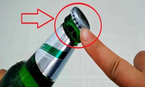 Sau nhiều năm uống bia, tôi biết được trên nắp chai có một 'cơ chế nhỏ' có thể dễ dàng mở ra mà không cần tốn nhiều công sức.