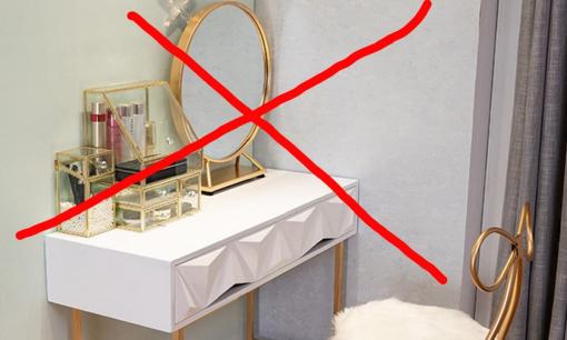 Ngày càng có nhiều người không đặt bàn trang điểm trong phòng ngủ. Việc “làm” thời nay còn thiết thực hơn bàn trang điểm