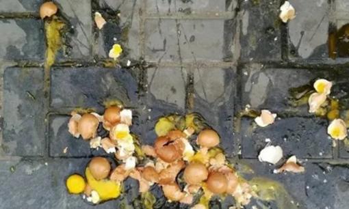 Cháu trai làm vỡ hộp trứng trong siêu thị, nhân viên bán hàng đòi bồi thường gấp 10 lần, lời nói của bà nội khiến nhân viên bán hàng xấu hổ