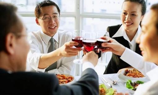 Tại sao có nhiều người không muốn đi ăn cùng sếp của mình chỉ vì không thích trò nịnh nọt?