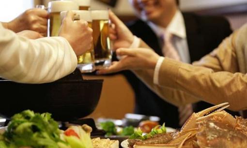 Sếp mời bạn đến nhà ông ấy ăn tối, bạn nên mang theo những gì? Đây là ứng xử của người có 'EQ cao'