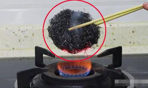 Tại sao phải nướng miếng cọ thép trên lửa? Nhiều người chưa hiểu được công dụng của nó nên tiếc hùi hùi