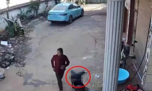Cháu trai 1 tuổi 'ngã vào xô nước', bà nội đi qua tìm đi tìm lại 10 lần không phát hiện ra... cho đến khi quá muộn!