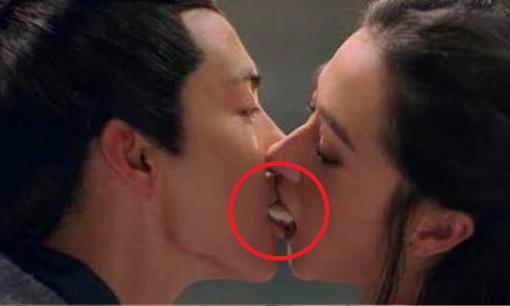 'Đạo cụ bảo vệ' cho nữ diễn viên trong các cảnh hôn: Angelababy dùng màng bọc thực phẩm, Địch Lệ Nhiệt Ba lấy thẻ ngân hàng, Dương Tử là bá đạo nhất