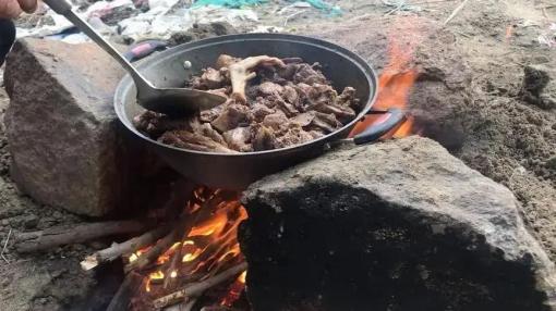 Trước khi có nồi sắt, người xưa dùng gì để nấu nướng? 