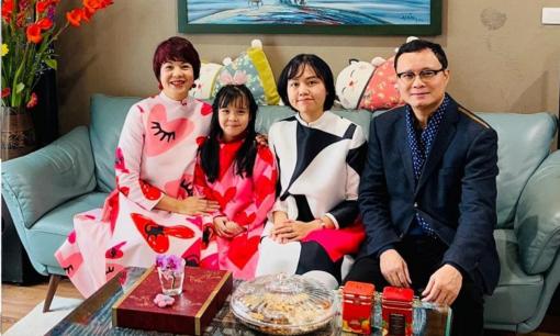 Hôn nhân kỳ lạ của MC Diễm Quỳnh, người chồng bí ẩn hơn 4 tuổi cuối cùng cũng lộ diện sau 30 năm cưới