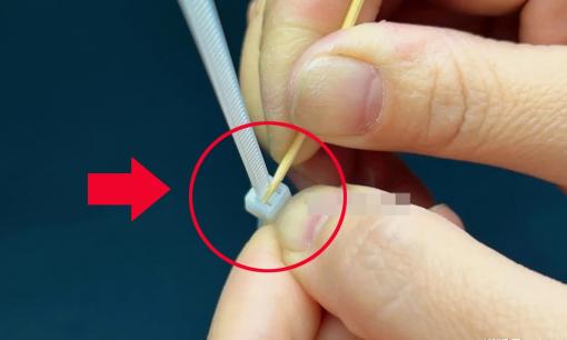 Hoá ra việc cởi 'dây rút nhựa' dễ dàng đến thế, chỉ cần dùng tay chạm vào vị trí này là có thể dễ dàng cởi trói trong 1 giây