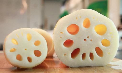 Hôm nay tôi mới phát hiện ra có sự khác biệt lớn như vậy giữa củ sen 7 lỗ và củ sen 9 lỗ. Nhiều người không hiểu nên đừng mua bừa