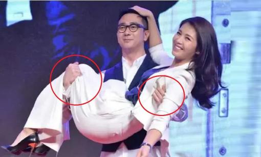 Ôm Lưu Đào trong lòng, có ai để ý đến động tác tay nhỏ của hắn, nhìn thoáng qua là rõ ngay tính cách