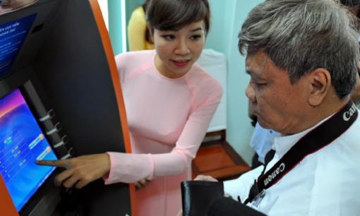 Người đàn ông ở quê đến ngân hàng rút tiền, nhân viên ngân hàng đề nghị rút tiền từ máy ATM, lý do là gì?