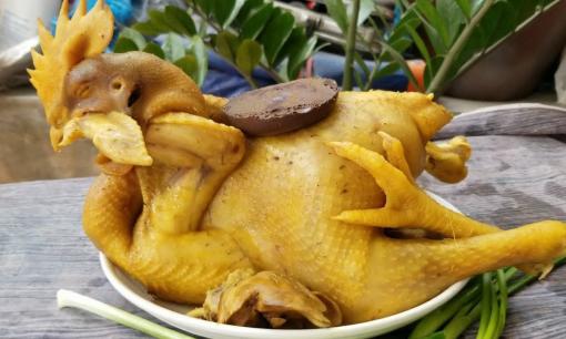 Tại sao trên mâm cơm cúng thường chỉ dùng gà luộc chứ không phải thịt vịt, thịt ngan?