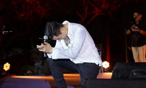 Tuấn Hưng phải đền tiền vé cho khán giả sau đêm diễn vì gặp sự cố sức khỏe