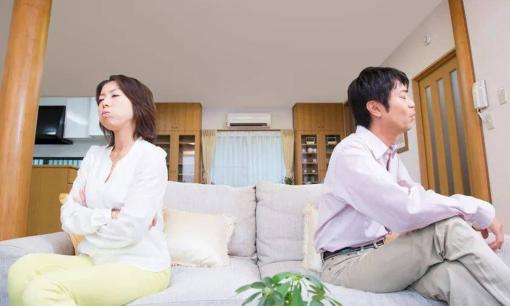 Sau khi kết hôn, đàn ông có nên giao tiền lương cho vợ cầm không? Ba người đàn ông này đã nói thật