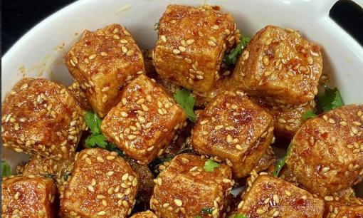 Đậu phụ giòn làm theo cách này có vị cay và thơm ngon, giòn bên ngoài và mềm bên trong. Người lớn và trẻ em đều thích ăn