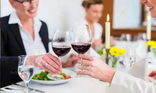 Khi đi tiệc, đừng chỉ đứng loanh quanh nâng ly. Người có EQ cao biết sử dụng 4 từ chúc mừng này để 'lấy lòng' sếp và mọi người