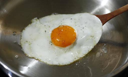 Chiên trứng ốp la làm thêm 1 bước, không cần dùng đến chảo chống dính món trứng ốp la vẫn tròn đẹp, không bị vỡ nát