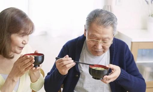 Khi bạn đến tuổi trung niên, việc mang 3 thứ này đến nhà người khác là dấu hiệu của trí tuệ cảm xúc thấp