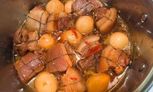 Tại sao khi kho thịt, người ta thường buộc một sợi chỉ bên ngoài miếng thịt? Là để miếng thịt ngon hơn hay trông đẹp mắt hơn?