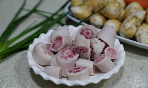 Đuôi lợn hầm cùng 'thứ này' chứa đầy collagen, món ngon bổ máu nhất bạn đừng bỏ qua