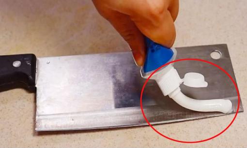 Dao sử dụng lâu không còn bén, chẳng cần dùng đá mài, bôi thứ này lên đảm bảo sắc lẹm, sáng bóng như mới