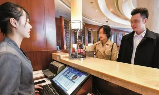 Làm thế nào khách sạn có thể nhận biết một cặp đôi nam nữ ở cùng phòng không phải là vợ chồng? Xem 3 điểm sau để 'vạch trần'