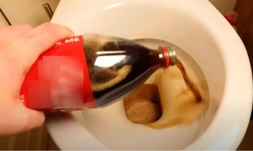 Thử đổ Coca uống thừa vào bồn cầu, bạn sẽ thấy ngay điều thần kỳ! Nhà nào cũng sẽ cần