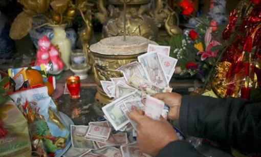 Đặt tiền thật lên thắp hương có nên không? Nhiều người sẽ giật mình khi biết điều này