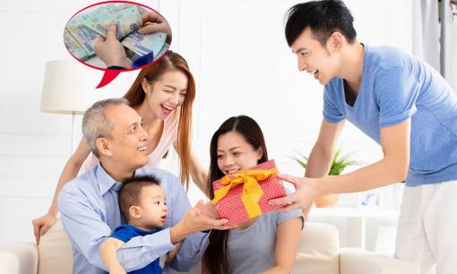Đừng dại khoe con số khi bị hỏi: 'Con anh lương mỗi tháng bao nhiêu?', cha mẹ thông minh đáp thế này