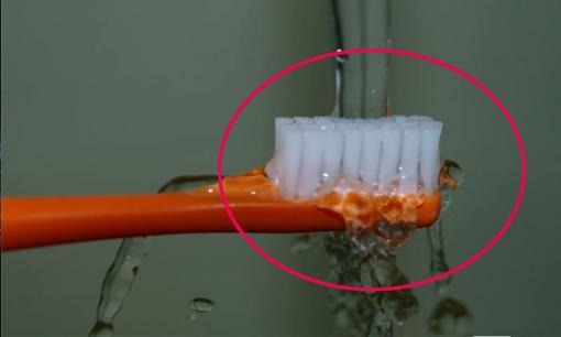 Có nên làm ẩm kem đánh răng bằng nước trước khi đánh răng? Nhiều người không hiểu vì sao răng lại ố vàng