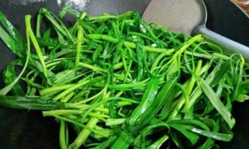 Làm sao để rau muống xào được xanh mướt, bóng ngon mà không bị thâm đen? Đây là bí quyết từ đầu bếp